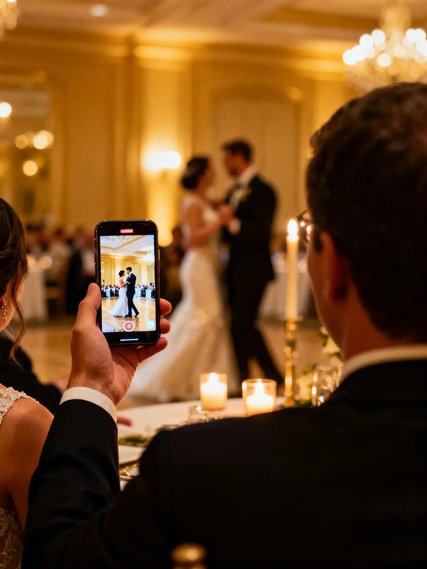 Invitați filmând primul dans cu telefoanele