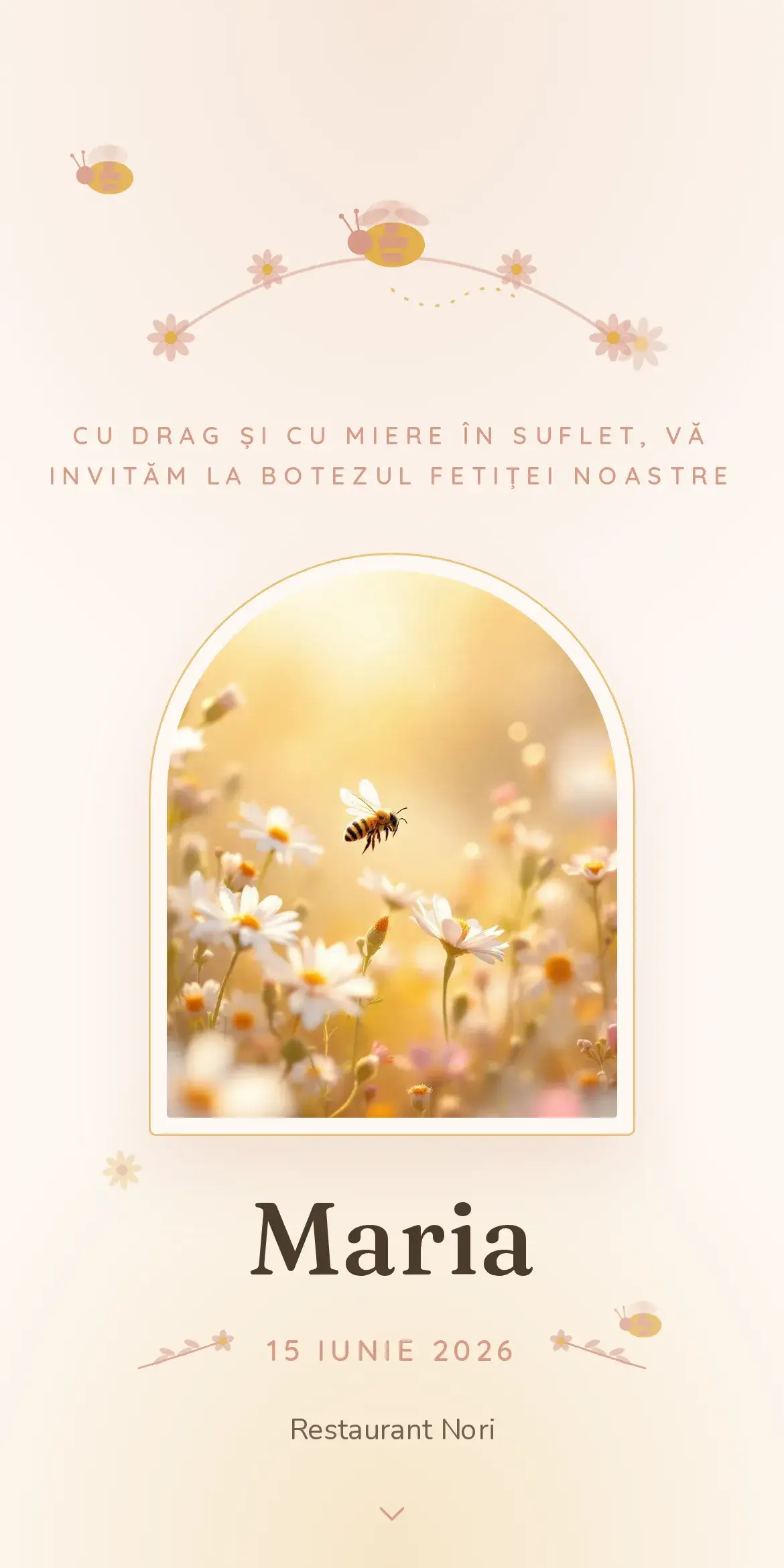 Invitație digitală de botez cu o albinuță în zbor peste o pajiște de mărgărete în tonuri de miere