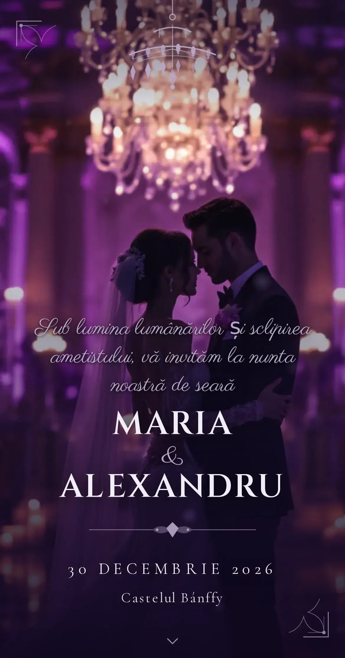 Invitație digitală de nuntă cu miri văzuți din spate într-o sală opulentă cu candelabre de cristal, violet de ametist și accente argintii