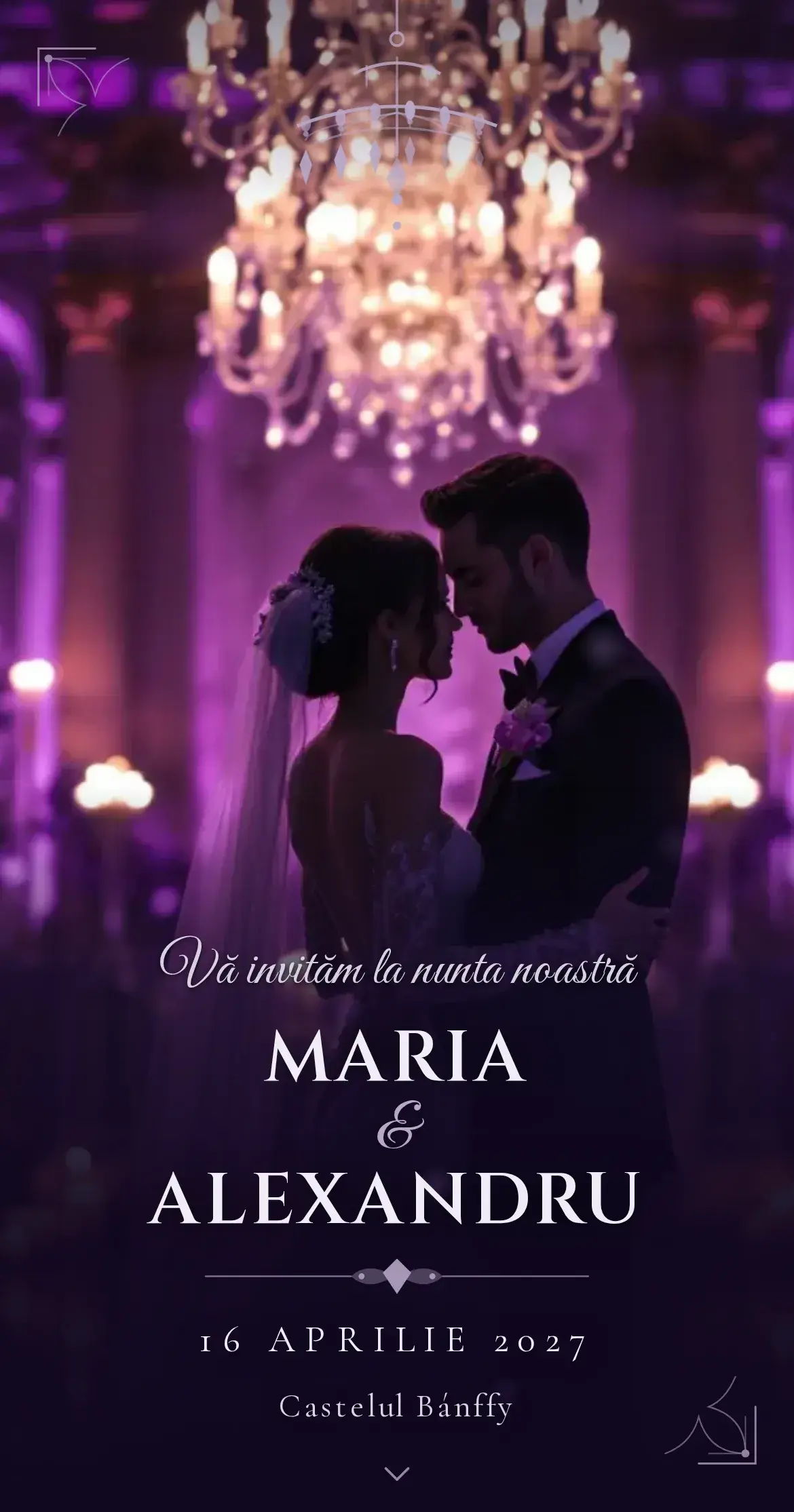 Invitație digitală de nuntă cu miri văzuți din spate într-o sală opulentă cu candelabre de cristal, violet de ametist și accente argintii
