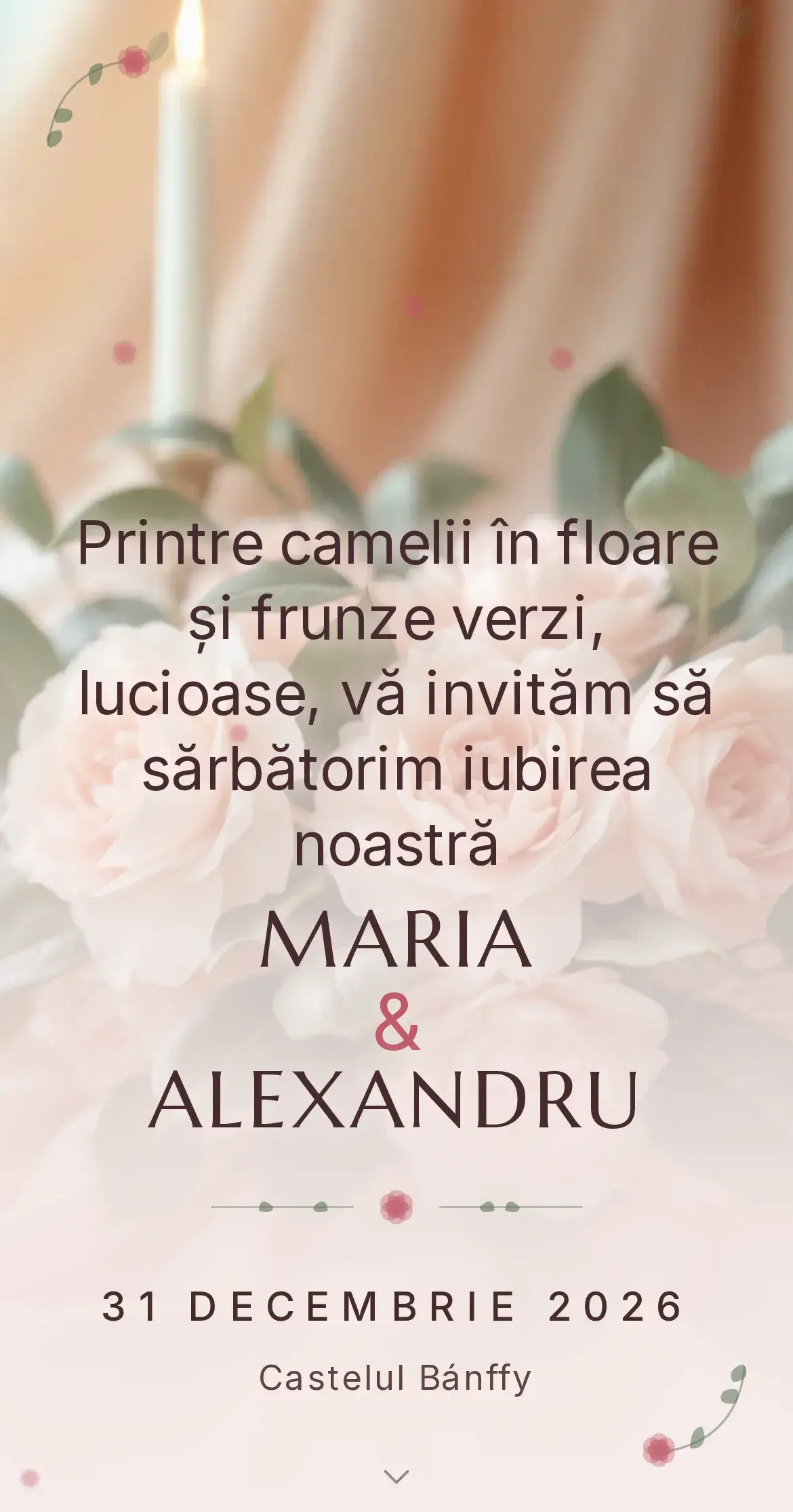 Invitație digitală de nuntă cu camelii roz-crem în floare și frunze verzi lucioase, lângă lumânări calde