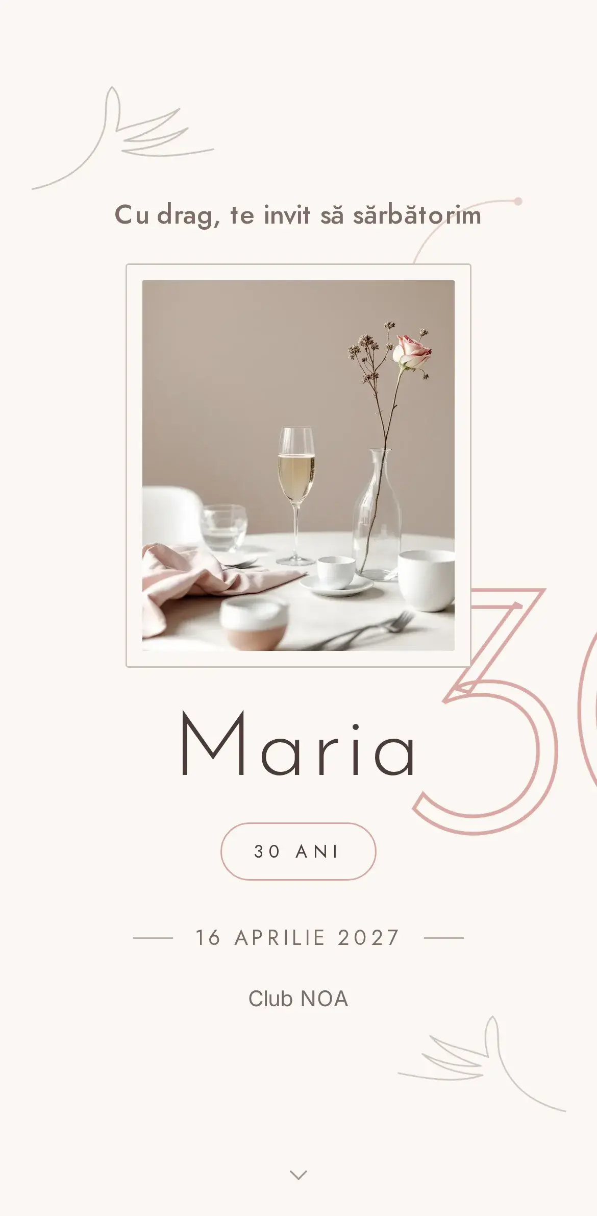 Invitație digitală de aniversare de 30 de ani în stil minimalist cu aranjament rafinat pe masă în nuanțe blush