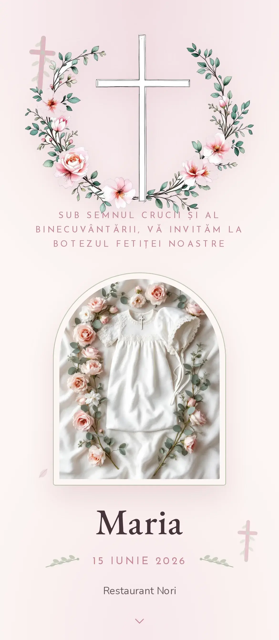 Cruce delicată din flori de roz prăfuit și frunze de eucalipt pentru o invitație de botez