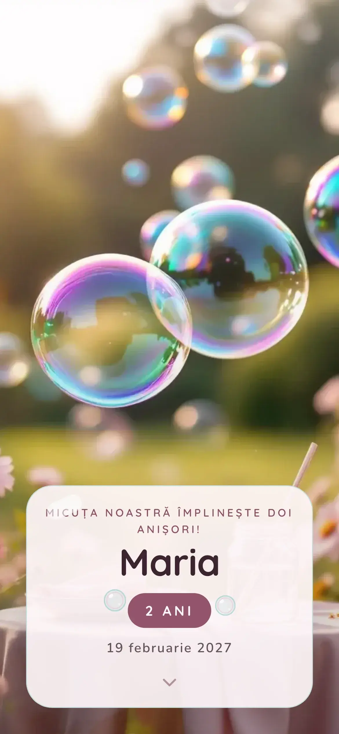 Invitație digitală de 2 ani cu baloane de săpun plutind deasupra ierbii într-o grădină însorită
