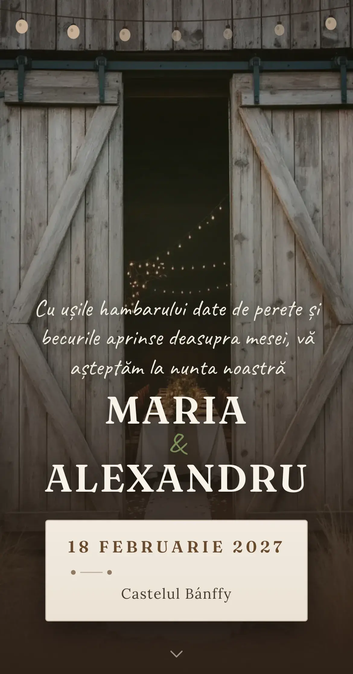 Invitație digitală de nuntă cu ușile unui hambar vechi date de perete spre o masă lungă luminată de ghirlande de becuri