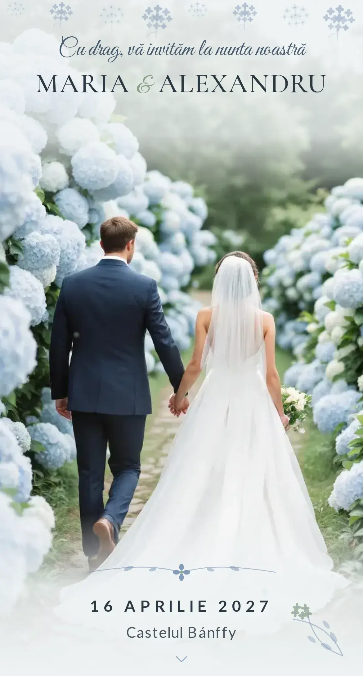 Invitație digitală de nuntă cu hortensii albastre și verde salvie revărsate într-o grădină cottage romantică