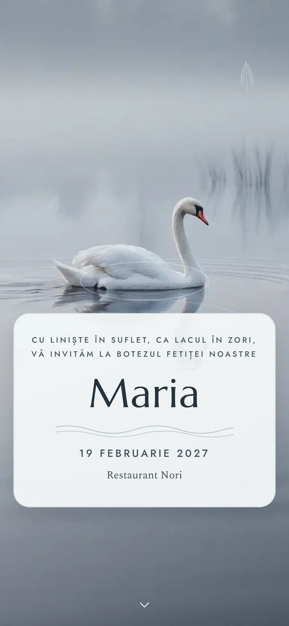 Invitație digitală de botez cu o lebădă albă plutind pe un lac liniștit, în tonuri de alb perlat și albastru-cenușiu