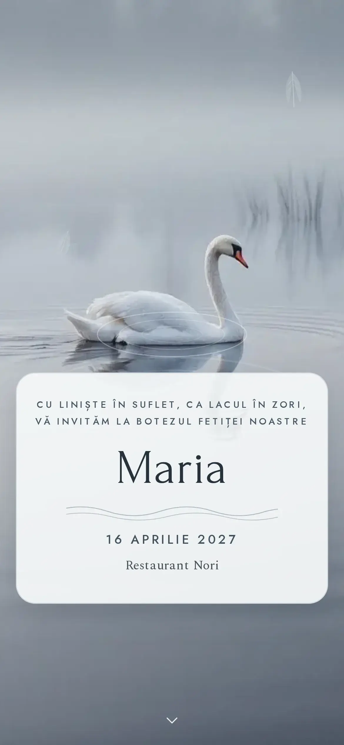 Invitație digitală de botez cu o lebădă albă plutind pe un lac liniștit, în tonuri de alb perlat și albastru-cenușiu