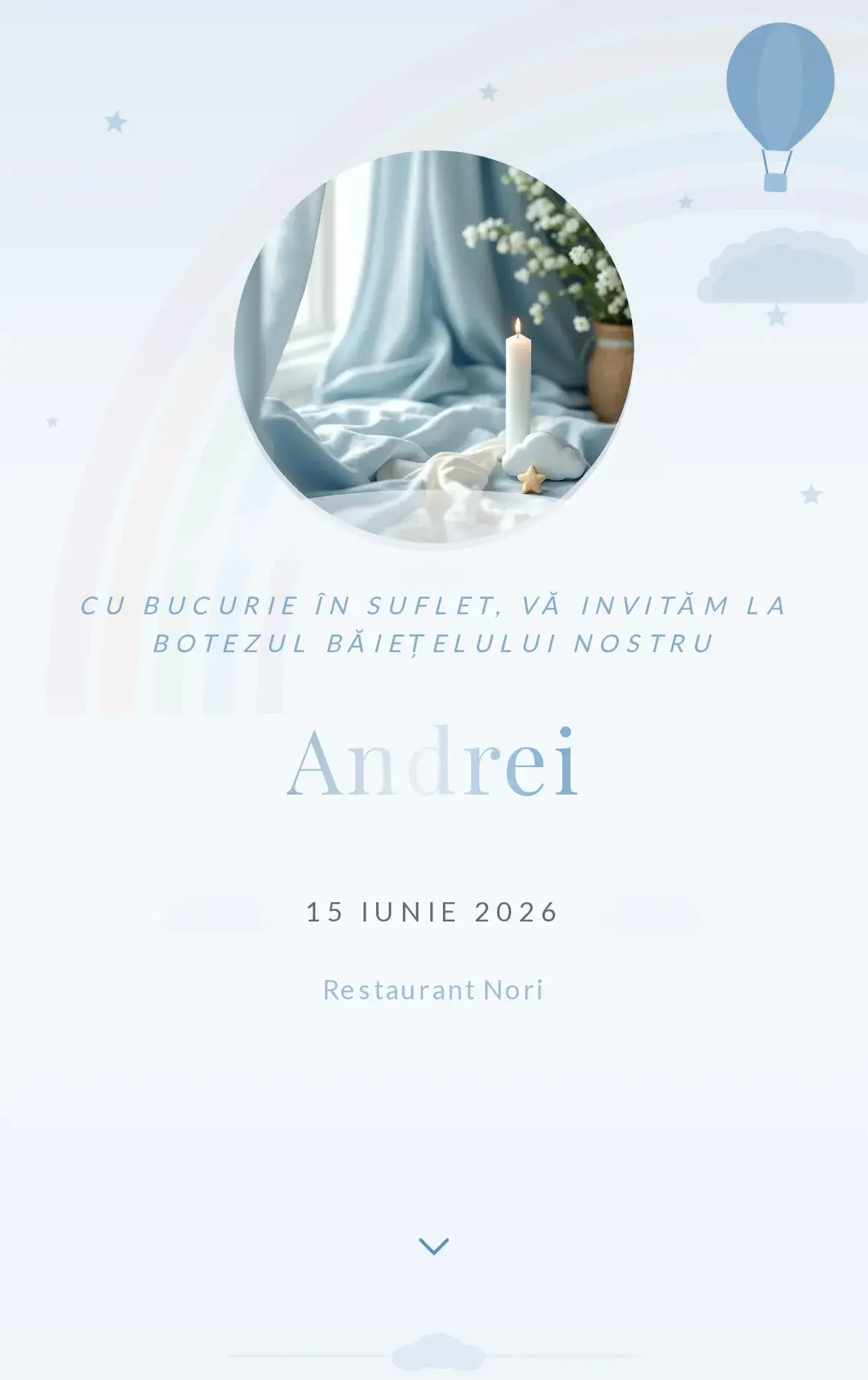 Invitație digitală de botez cu nori pufoși pe un cer senin