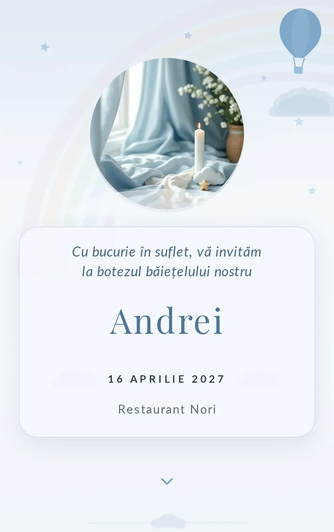 Invitație digitală de botez cu nori pufoși pe un cer senin