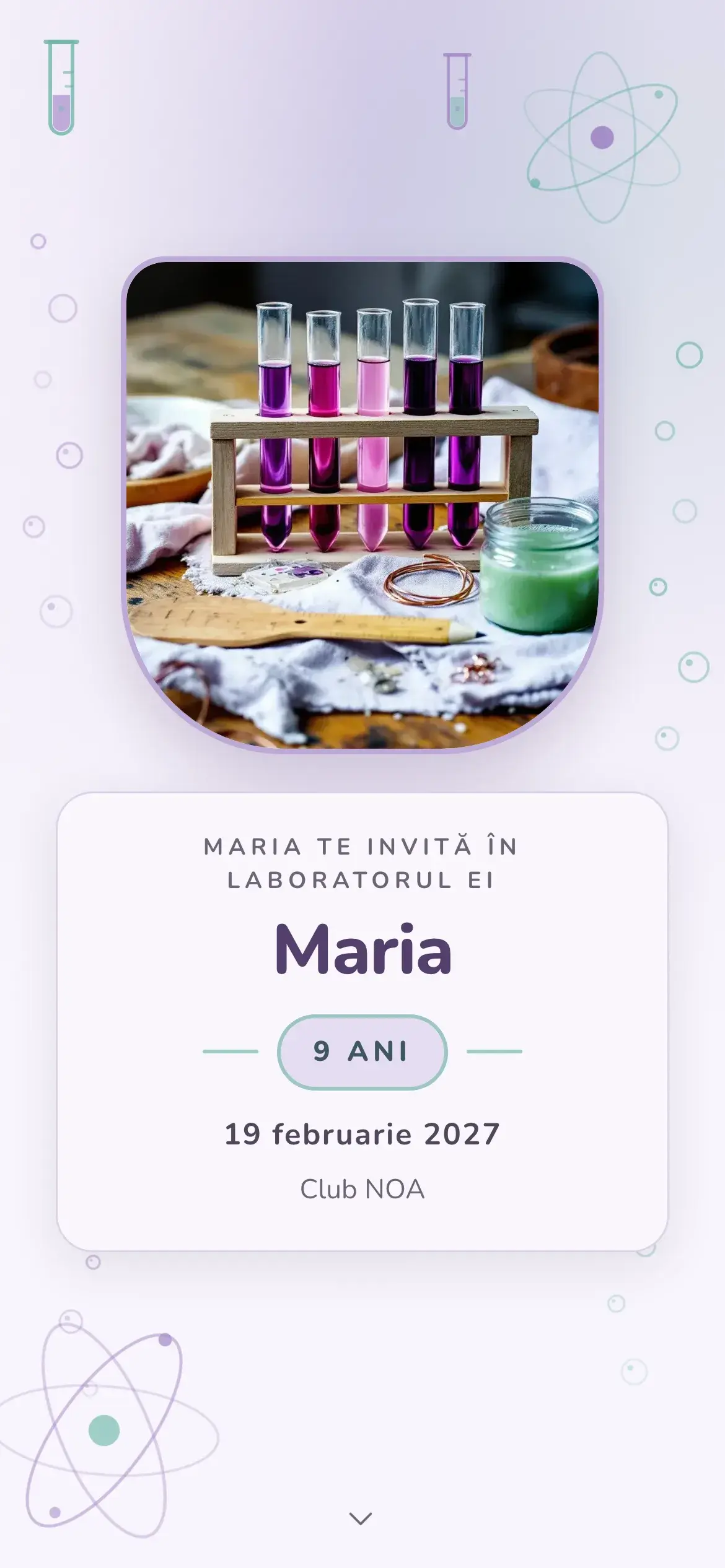Invitație digitală de 9 ani cu eprubete cu lichid colorat într-un suport de lemn pe masa din bucătărie