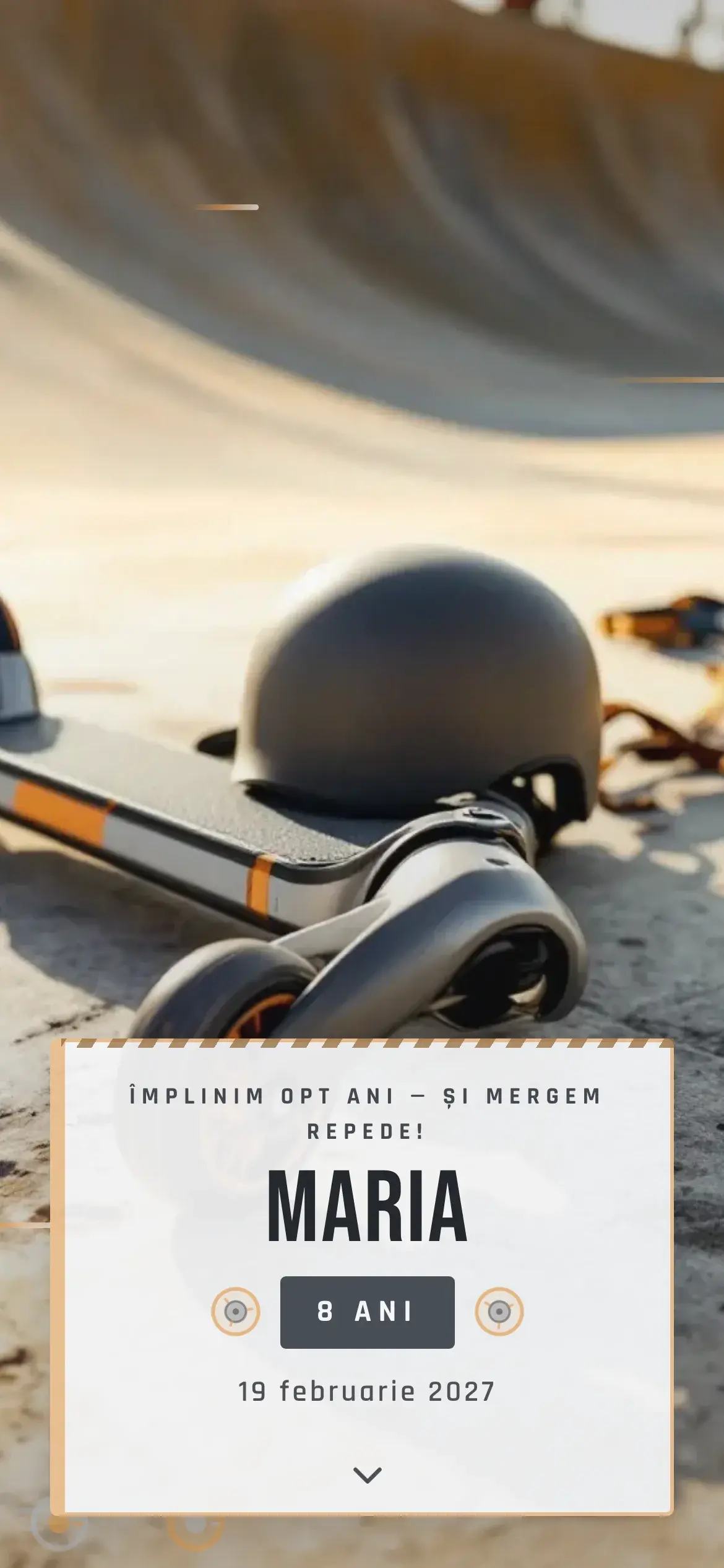 Invitație digitală de 8 ani cu o trotinetă lăsată pe betonul cald al unui skatepark, în lumina lungă a după-amiezii