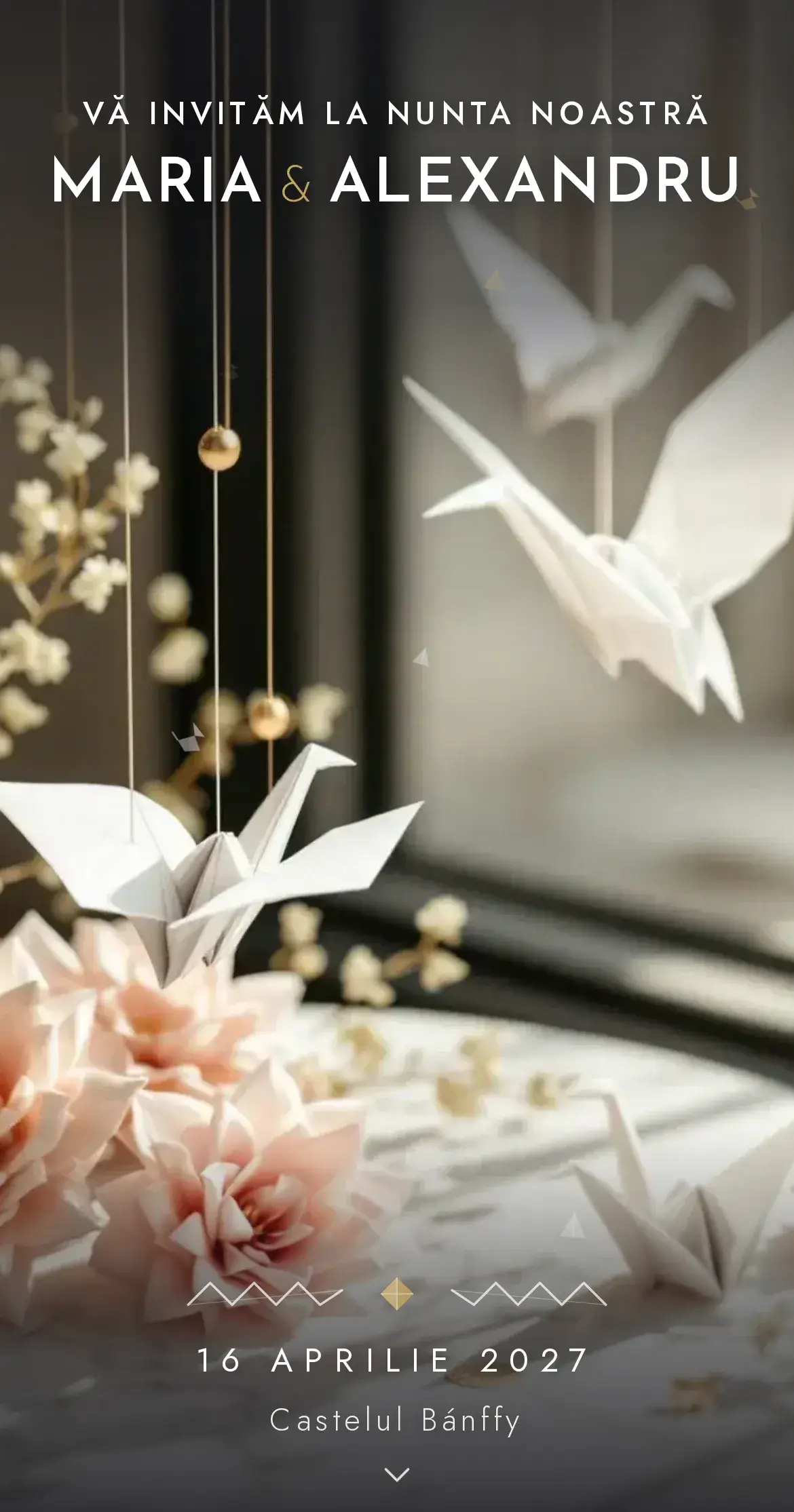 Invitație digitală de nuntă în stil origami, cu cocori de hârtie albi suspendați și flori de hârtie roz-pudră