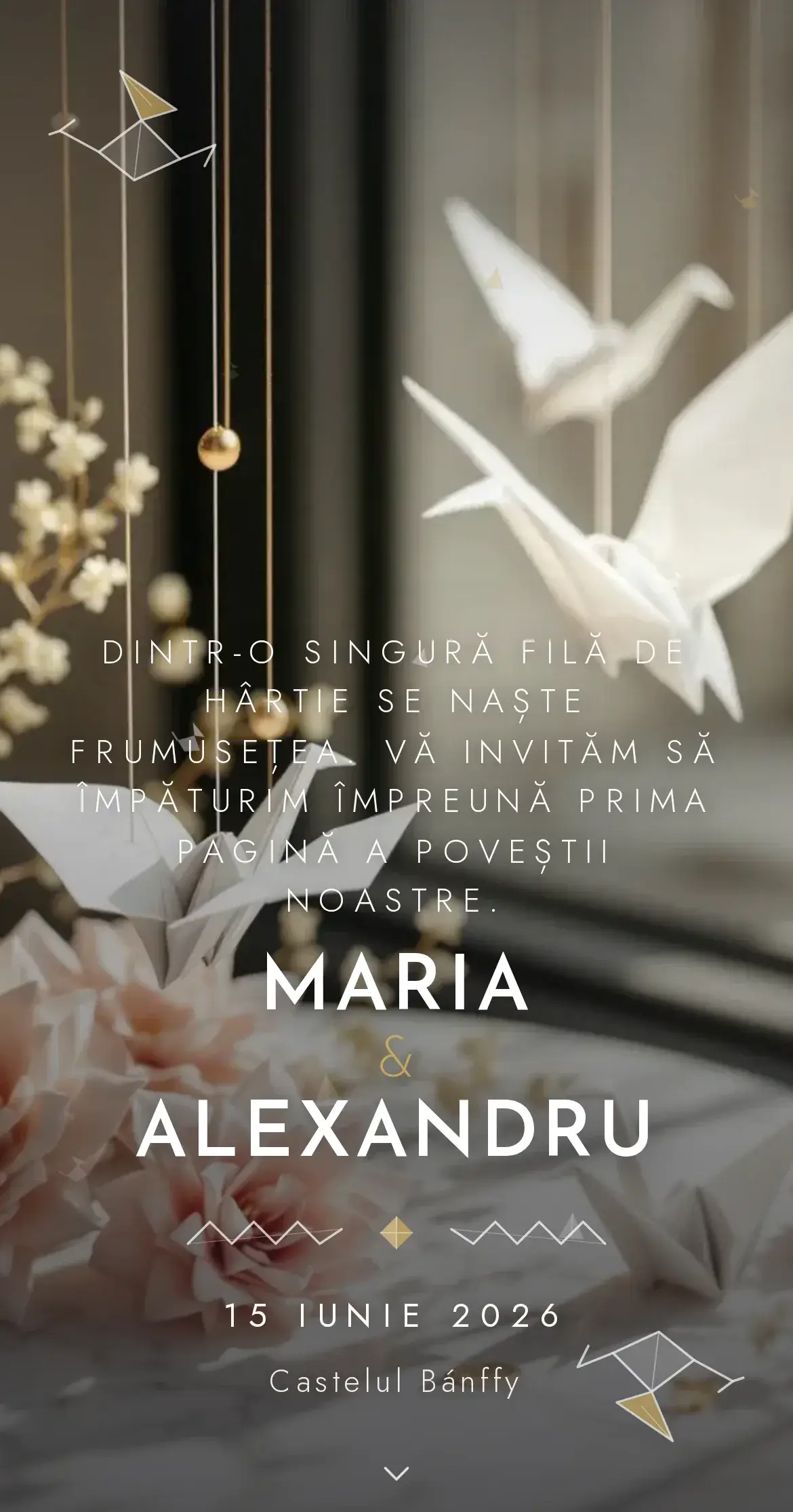 Invitație digitală de nuntă în stil origami, cu cocori de hârtie albi suspendați și flori de hârtie roz-pudră