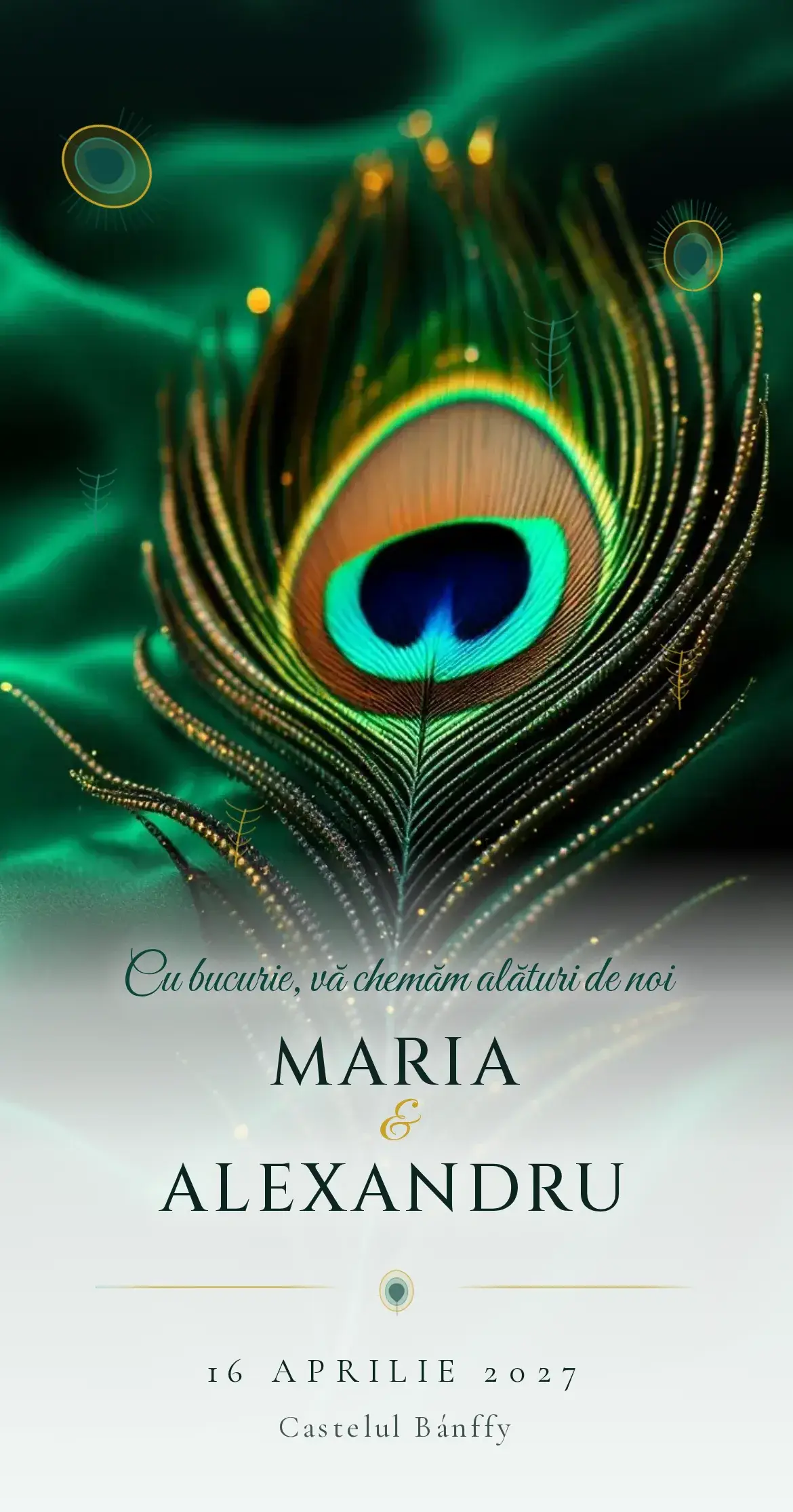 Invitație digitală de nuntă cu o pană de păun în verde smarald și albastru iridescent, așezată pe mătase verde închis