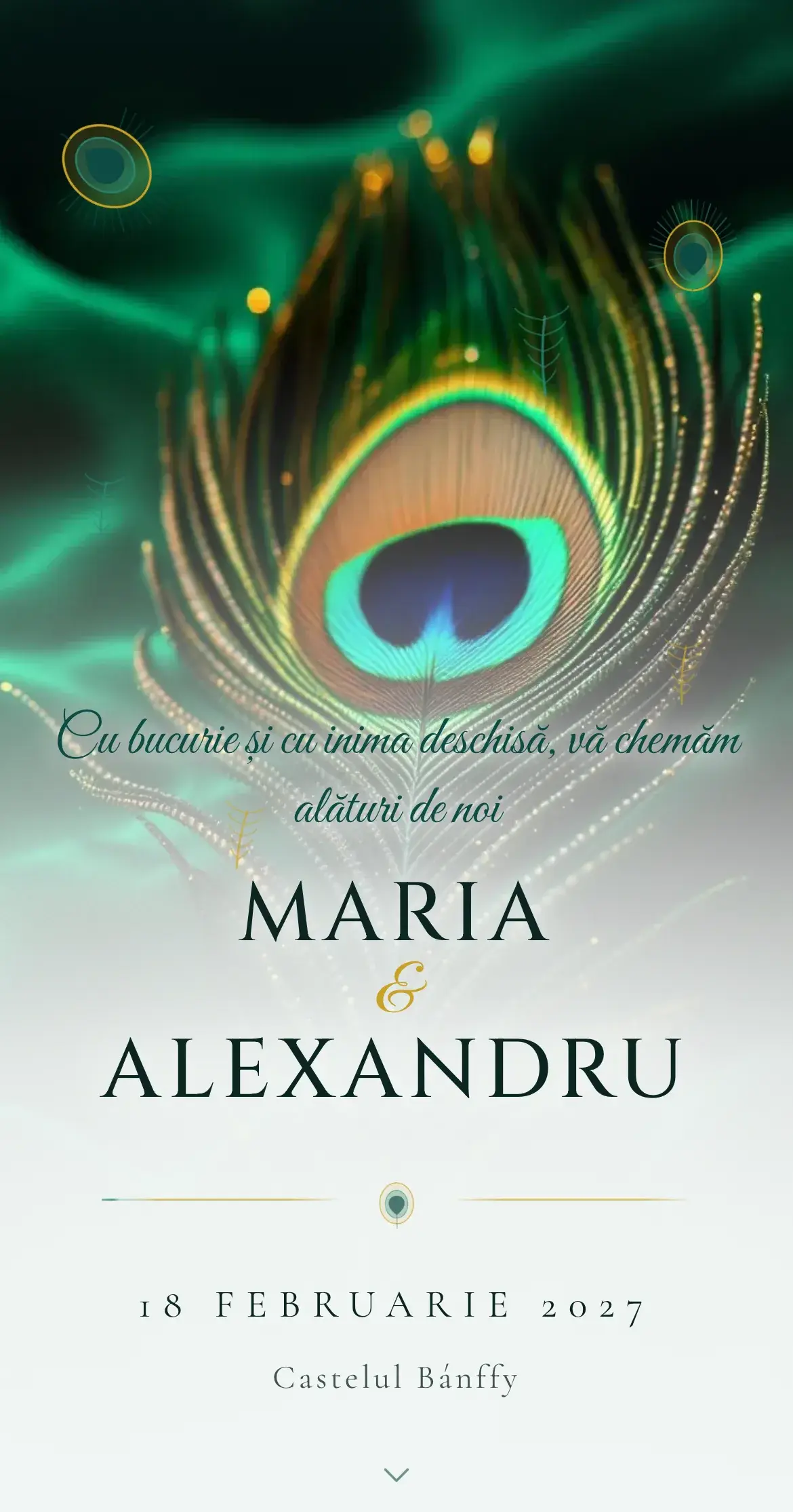 Invitație digitală de nuntă cu o pană de păun în verde smarald și albastru iridescent, așezată pe mătase verde închis
