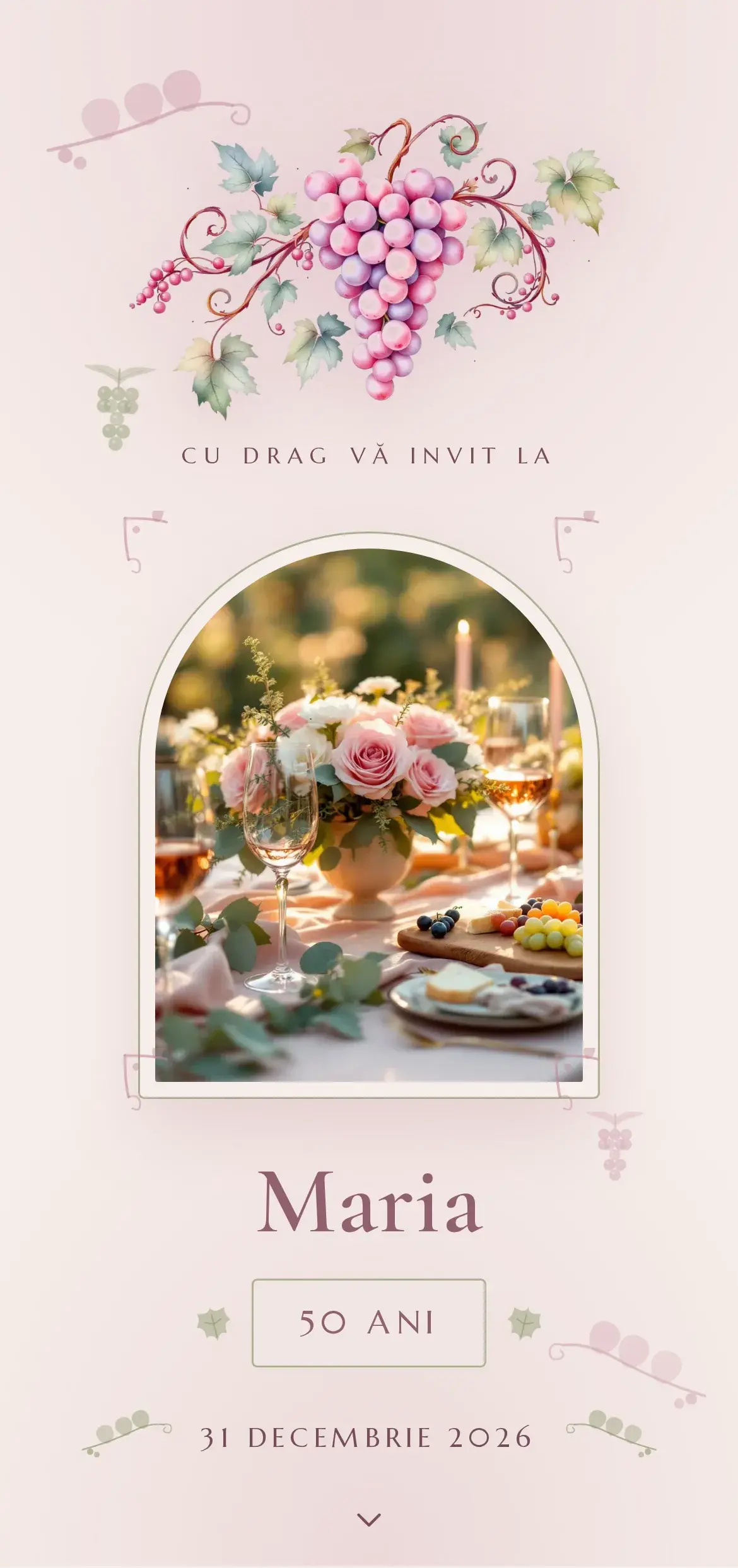 Invitație de aniversare de 50 de ani cu masă festivă în podgorie, struguri și pahare de vin în lumină aurie de amurg