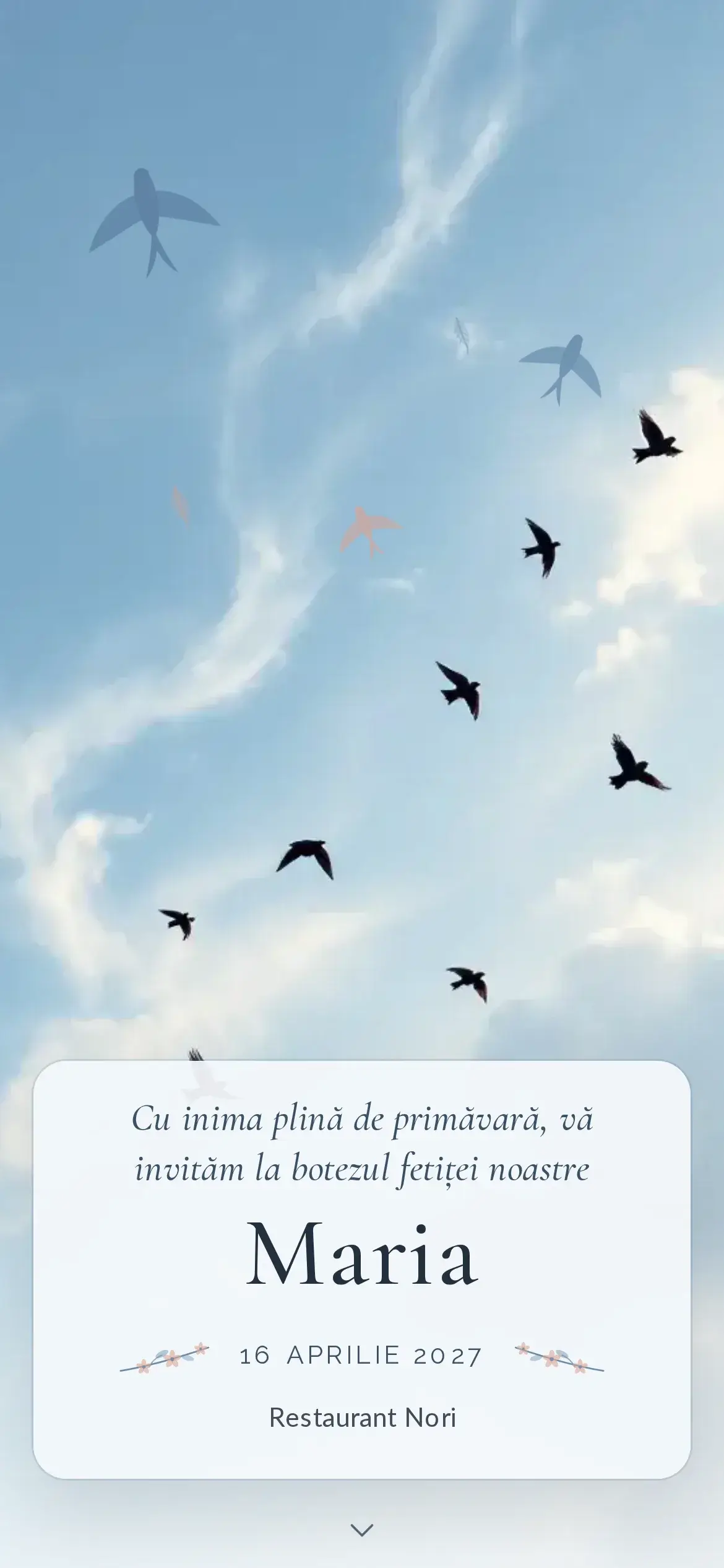 Invitație digitală de botez cu rândunici în zbor pe un cer albastru de primăvară