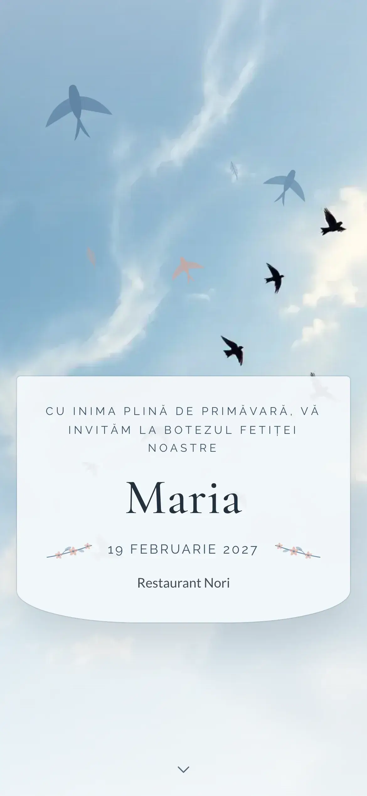 Invitație digitală de botez cu rândunici în zbor pe un cer albastru de primăvară