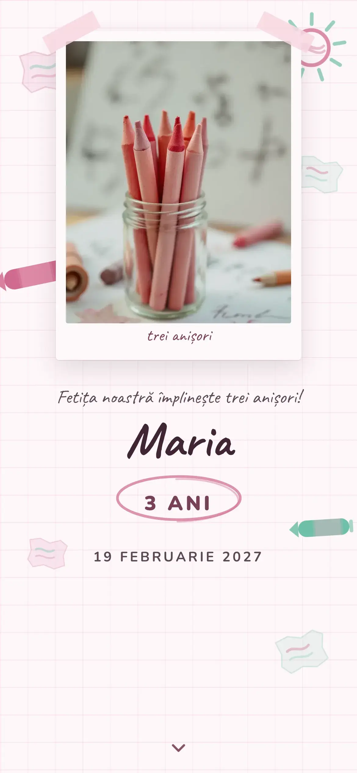 Invitație de aniversare pentru trei ani cu creioane cerate într-un borcan de sticlă și desene de copil lipite pe perete