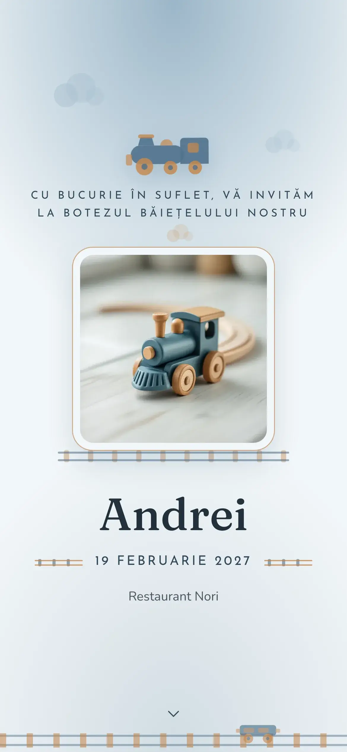 Invitație digitală de botez pentru băiețel, cu un trenuleț de lemn pictat manual pe șine de jucărie