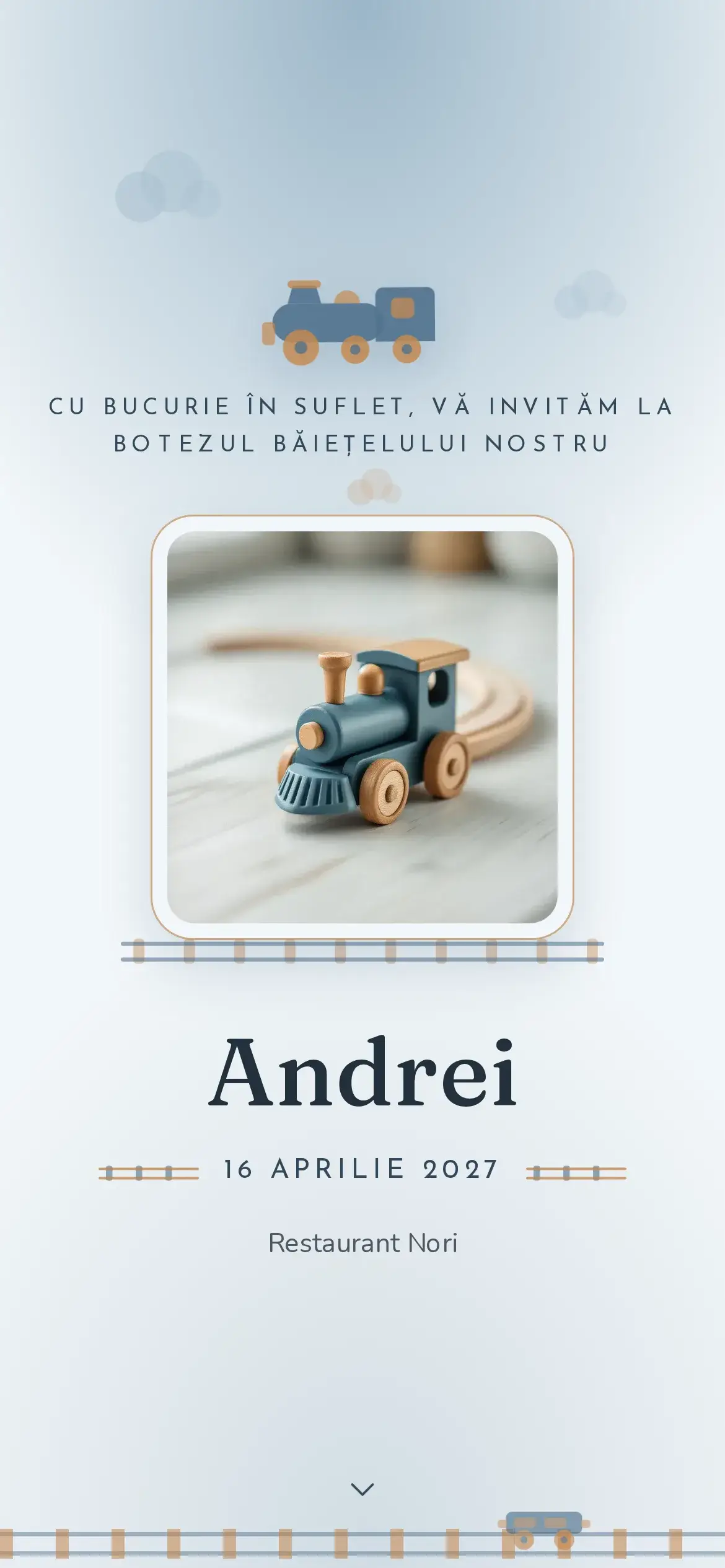 Invitație digitală de botez pentru băiețel, cu un trenuleț de lemn pictat manual pe șine de jucărie